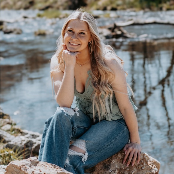 Meet your Posher, Alyssa - Picture 2 of 4